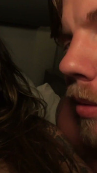 J’ai failli me faire prendre avec une grosse bite dans ma chatte poilue dans le train ! Chloe Kreams, Steve Rickz