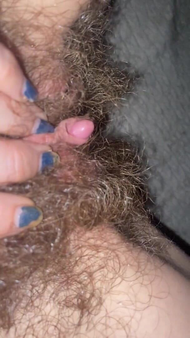 Cuteblonde666: 털이 무성한 보지 클로즈업
