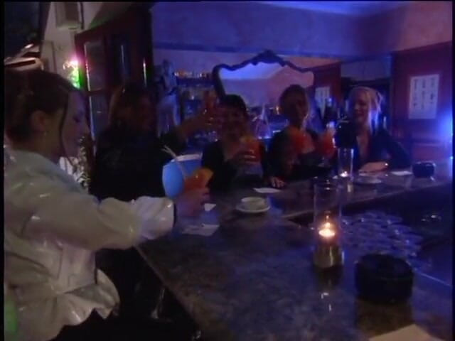 Lucky Cooch: Ragazze vintage che si divertono al bar
