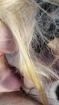 Gedebauched blonde vrouw houdt van kloppende pik in haar mond - kloppend sperma pov