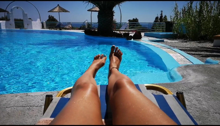 Erotic Tanya: Ignorado enquanto eu relaxo na piscina