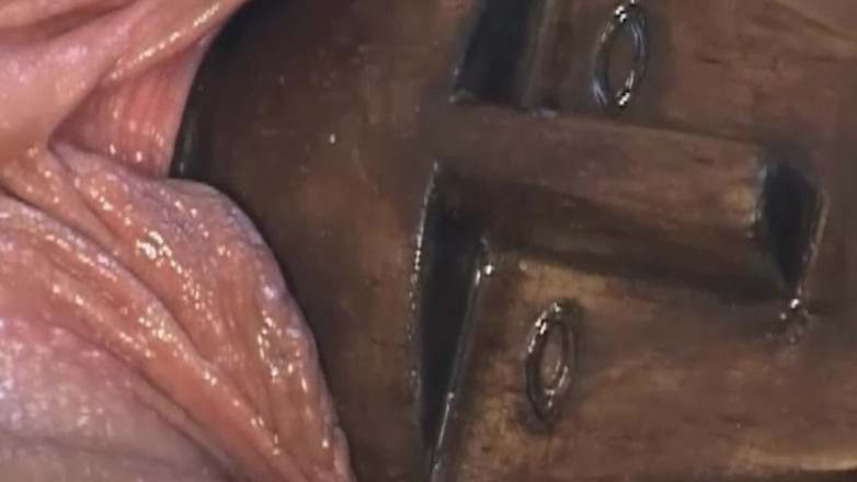 Bangora sluts: Mamă sexy brunetă matură întinsă larg de jucării masive