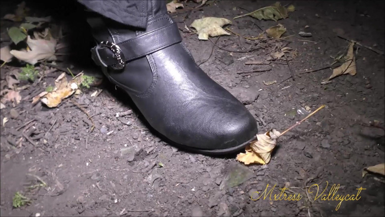 Mxtress Valleycat: Adoração da bota na floresta