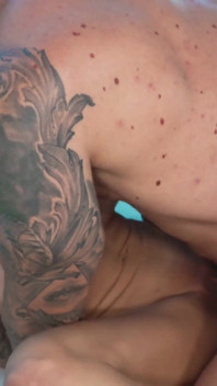 Caitlin Bell, MILF à forte poitrine, se fait baiser par une grosse bite
