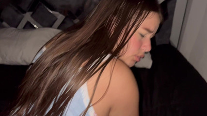 MilanRodriguez: 나는 그녀의 방에서 섹시한 의붓여동생과 섹스합니다 "드디어 우리는 혼자가 되었습니다"