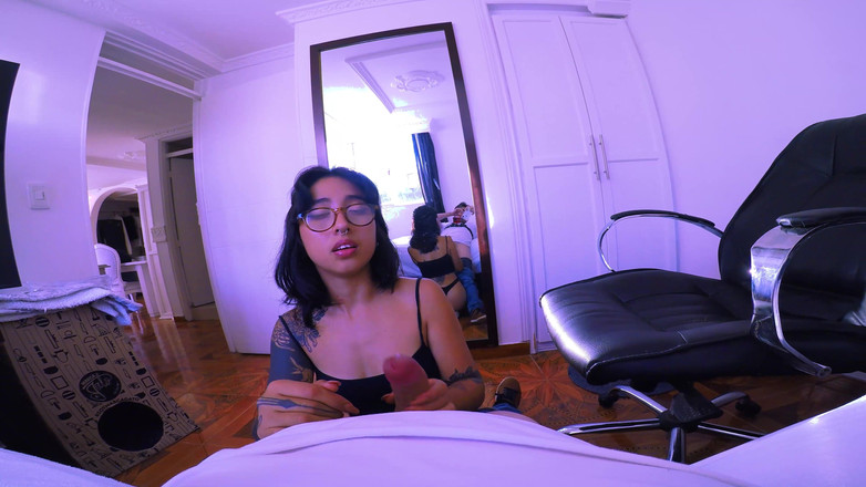 Ellie pink: Cô bé tattoed gợi cảm thổi kèn sau khi đào tạo