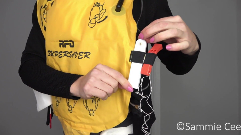 Sammie Cee: Air stewardess rettungsjacke inflation