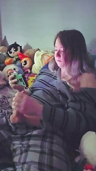 Une trans se masturbe devant du porno