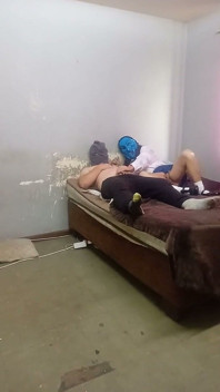 자지를 빨아주는 핫한 19살 십대. 후배위와 선교사의 교복 차림의 좋은 섹스