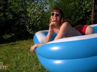 Bett Duett: Quay phim bạn gái thủ dâm trong hồ bơi!