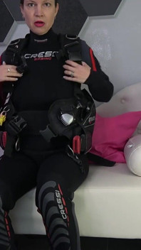 Fetiš klip s neoprénem, vestou, potápěním a hračkou