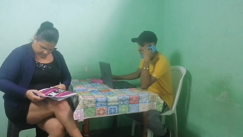 Adribella69: 继母在老公的戴绿帽子的办公室里被继子操她的大屁股