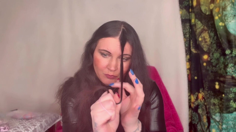 MissFFW: Domnișoara Ffw încearcă diferite stiluri de păr și benzi