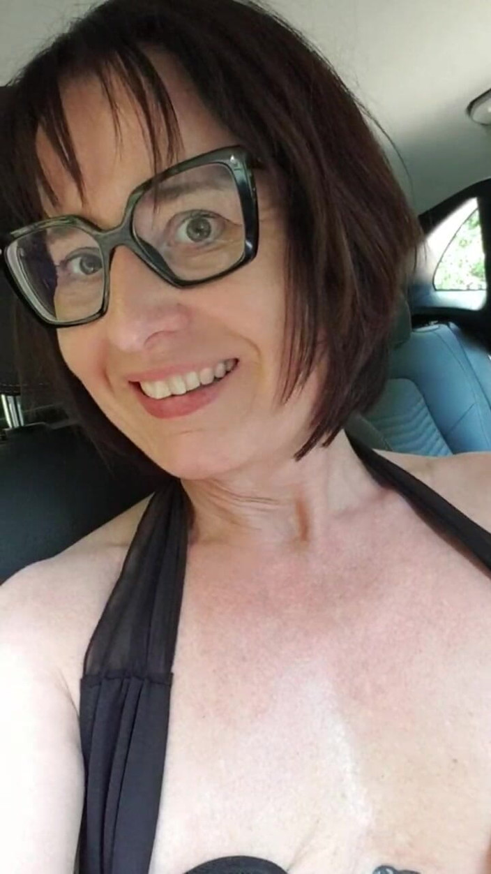 JulieEroticDress: Corsa nuda sul ciglio della strada con Squirt