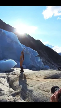 Do You Want to See How This Spontaneous Glacier Photo-shooting Turned Out?