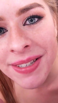 Śliczna blondynka Lilly Ford POV bez rąk bj i spermy połykać