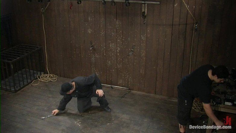 Device Bondage by Kink: Katie Summers, Seda en Isis Love deel 2 van 4 van de...