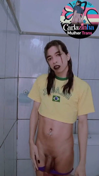 Carla Hoer in een T-shirt uit Brazilië en de harde lul