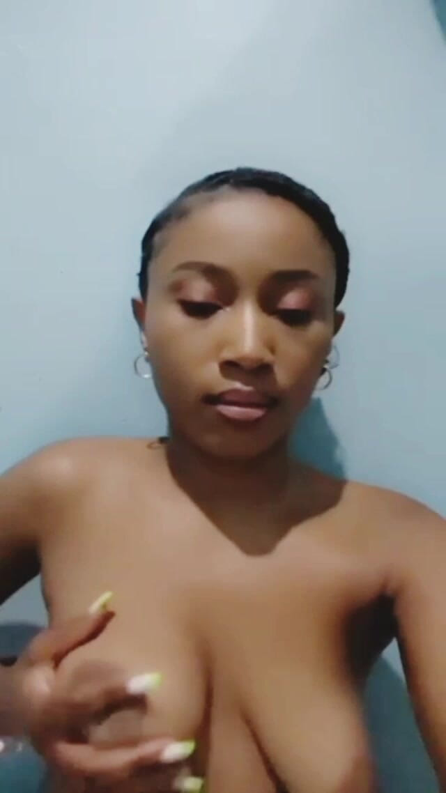 Bad boy studio: Královna vodní slay masturbuje a odhalila se