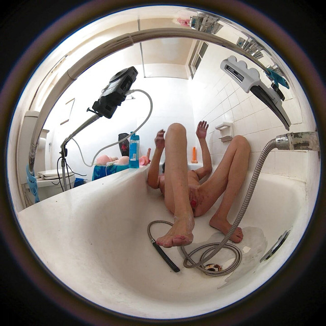 Liz Young Vr180 a Day in the Life of #2.1 Bathing and Fucking Everything Fantasy Pussy Clit Boobs (Lizzy Yum)