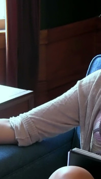 Voorbinddildo en manchetten in de rode kamer - platina blondine smeekt om elke centimeter