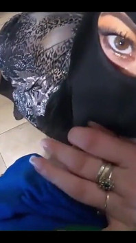 Orta yaşlı seksi kadın sikişiyor, oral seks yapıyor ve bolca döl