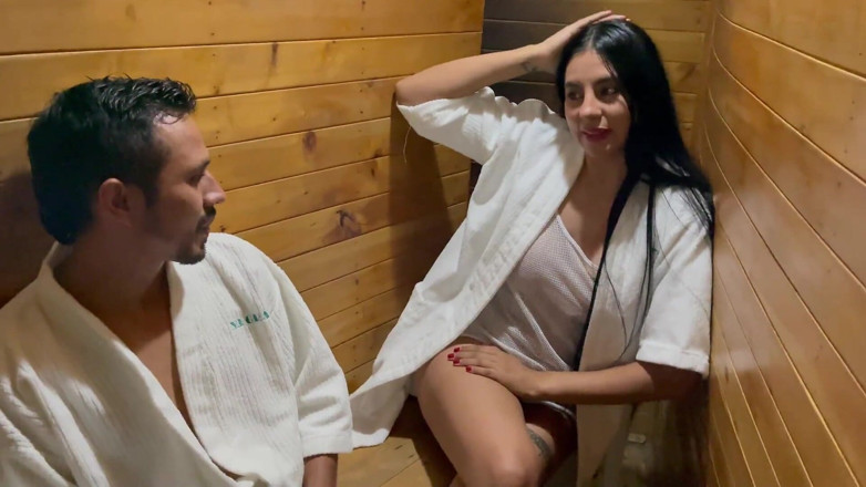 MelaniRincon: Il mio vicino mi fa una bella scopata nel bagno...