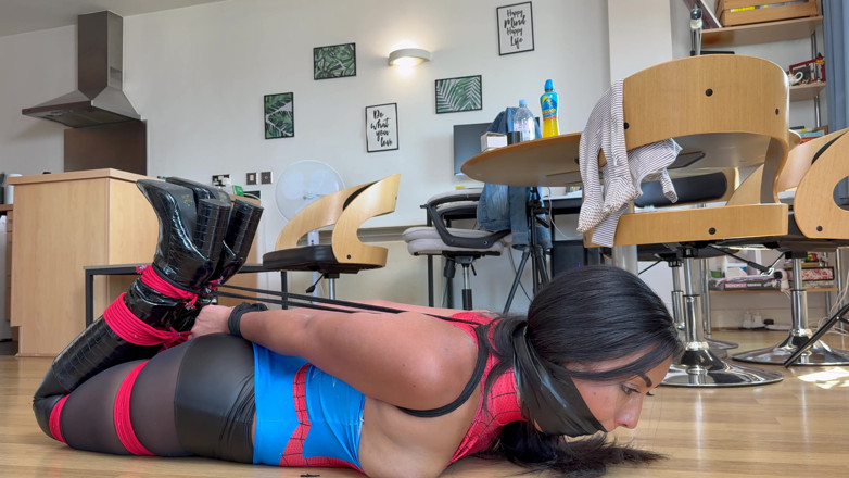 Latina Fetish: Courtney złapana w Bondage Web 4K + Bts