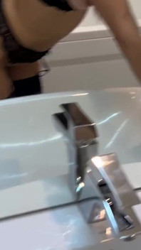 Partide başkasının karısını sikiyor