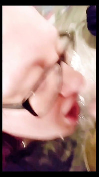 Safada gordinha bebendo mick stabbers mijo