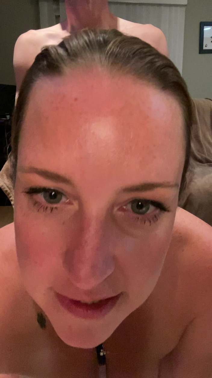 Avril Showers: 熟女在屁股上射精后被抨击