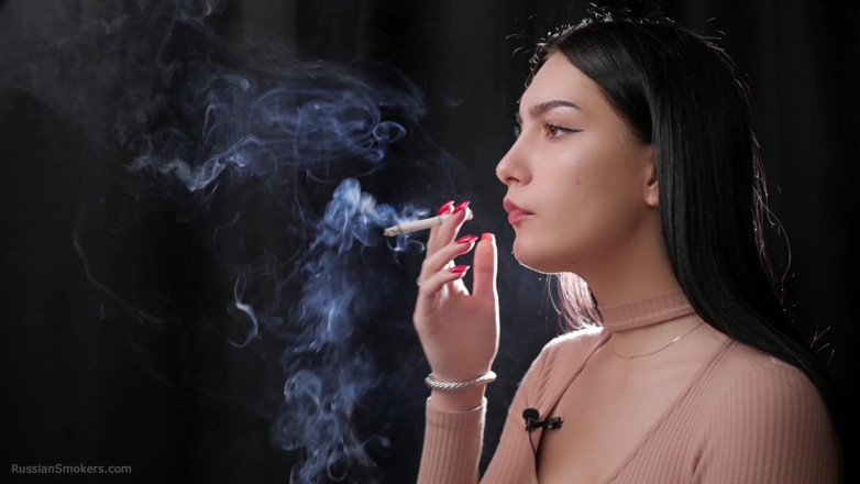 Russian Smokers: Amazing and Sexy Russian Babe Smoking Cigarette