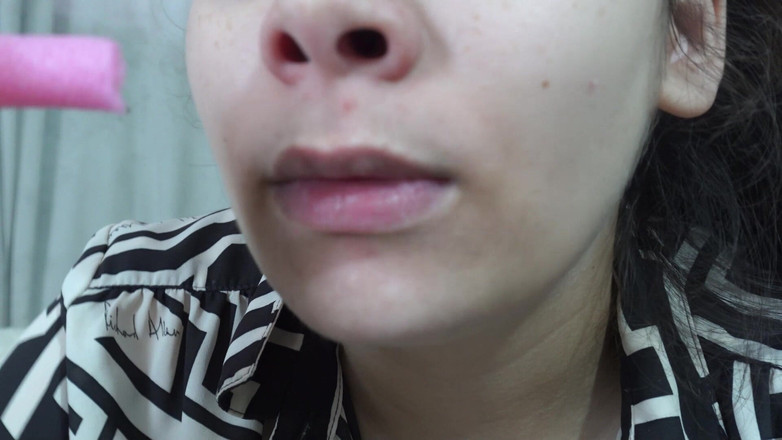 AmayaMori: 彼は私の鼻で遊ぶ。薄いピンクのシリコンパッドを鼻に当てて遊んでいます。何なのか分からない。