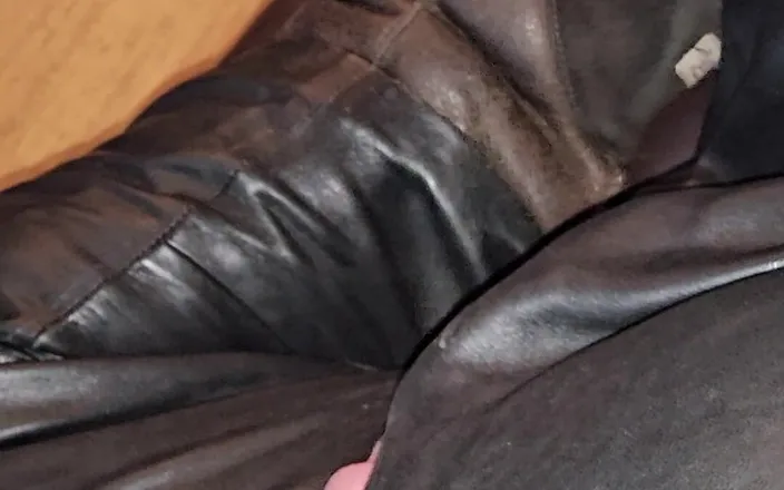 Leatherman63: Leather Wank