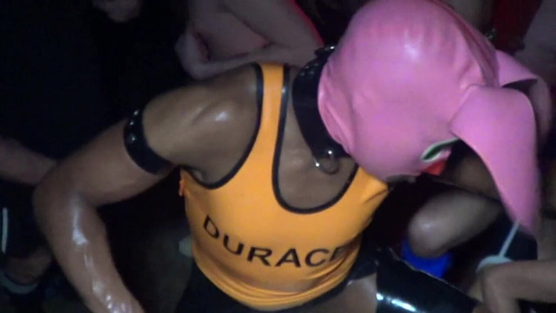 Gaybareback: Niesamowita orgia gang bang w Paryżu / 1
