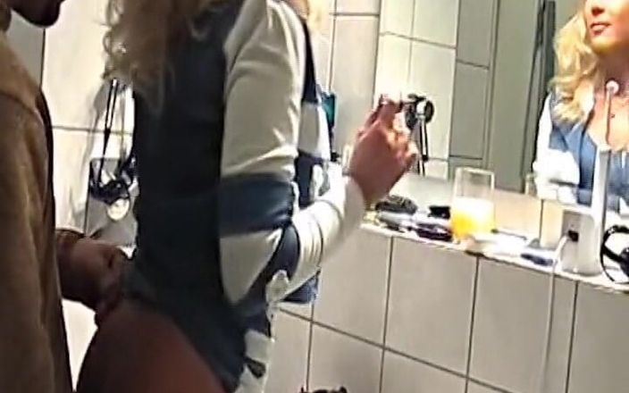 Deutsche XXX Filme: 白いストッキングを履いたジャーマンブロンドがバスルームでファックされる
