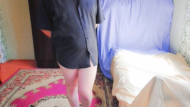 Kitty_Cross: Roztomilý Femboy Tahá mikinu přes plachý blushing obličej