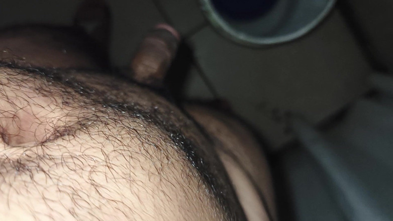 Cute boy jerks off: Lelaki kurus berbulu melancap dalam mandi paus semasa tiada di...