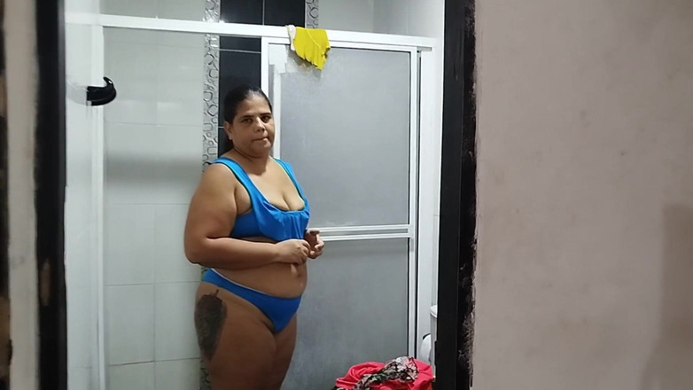 Adribella69: Я нахожу девушку с большой задницей одна на пляже, в конечном итоге приглашаю ее в мою квартиру, а затем мы в конечном итоге занимаемся страстным сексом