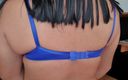 Only bras: Satijn blauw versus beha, pointy borsten