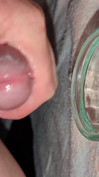 Yarak sızdırıyor, sonra cam kaseye büyük büyük miktarda döl boşaltıyor, süper aşırı yakın çekim boşalma, sperm