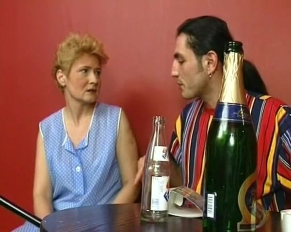 German Homemade: Bătrână doamnă blondă din Germania se fute în bar