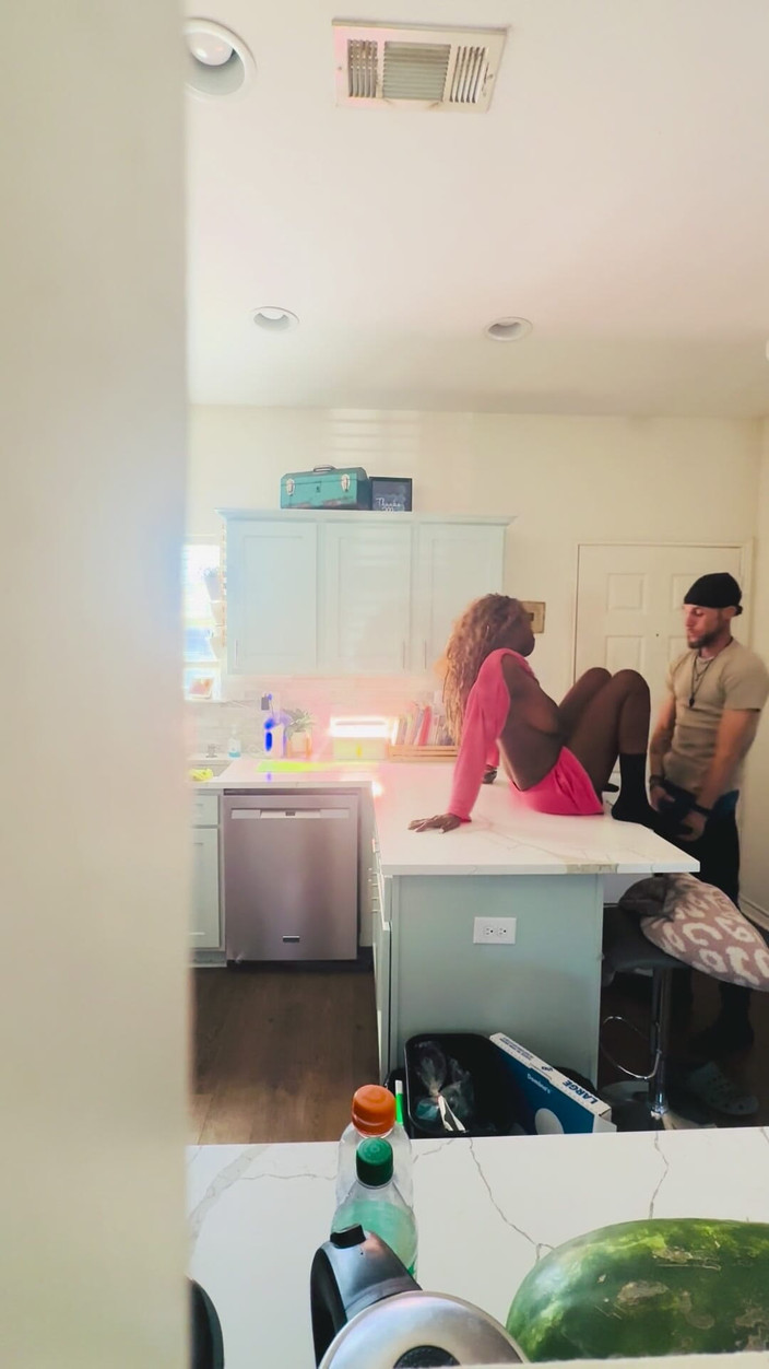 White chocolate: Stiefzoon betrapt zijn zwarte rondborstige moeder die de blanke buurvrouw...