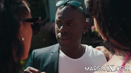 Mariska x: Mariska aur texas Patty makaan maalik ko puraskrit karti hain