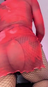 Ken Kırmızı Elbiseyle Senin İçin Seksi Dans Ediyor Ve Poposunu Zıplayıyor