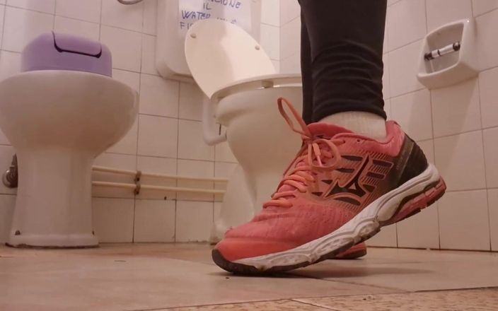 Nicoletta Embassi: Vackra Piss pruttar Stripteases i butiker och offentliga toaletter Super...