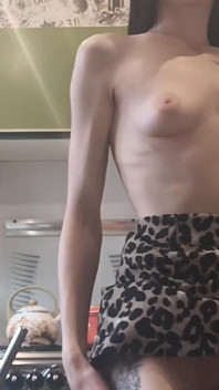 Une bimbo de 45 kilos chevauche une très grosse bite artificielle jusqu’à ce que sa chatte commence à fuir son jus