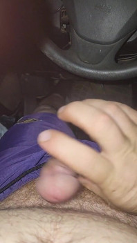 車の中でピンクのパンティを使ってオナニーしています。