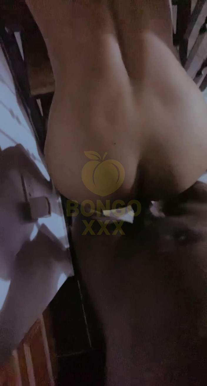 BongoXXX: Bayıldı: onu merdivenlerde sikiyor