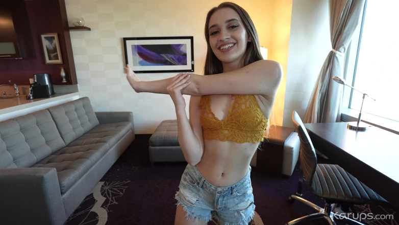 Karups POV: Une petite de 18 ans se étire la gorge et sa chatte étroite...